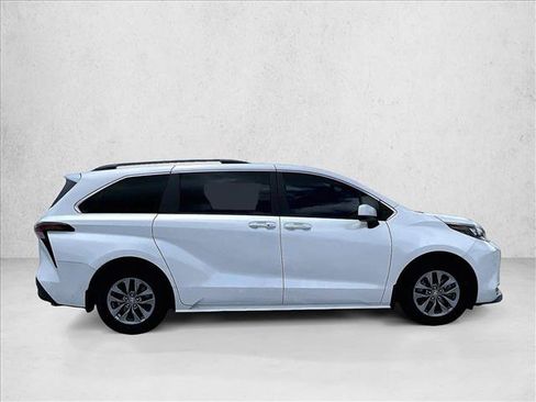 Used 2024 Toyota Sienna XLE FWD image 5