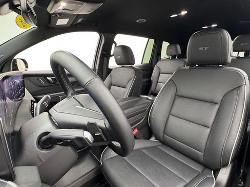 Used 2025 Buick Enclave Sport Touring FWD image 17