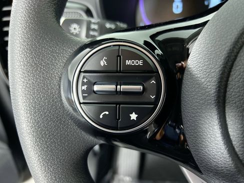 Certified 2025 Kia Soul LX w/ LX Technology Package FWD image 17