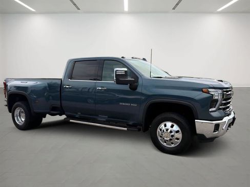 Used 2025 Chevrolet Silverado 3500 LTZ w/ LTZ Convenience Package AWD/4WD image 6