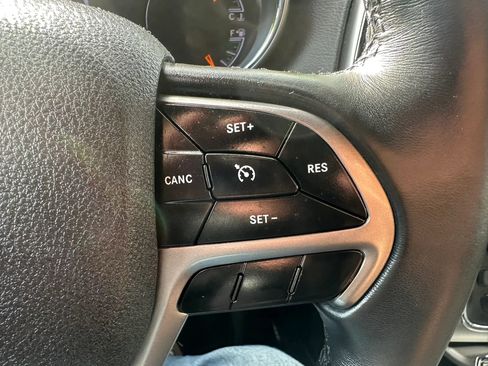 Used 2018 Jeep Grand Cherokee Laredo AWD/4WD image 19