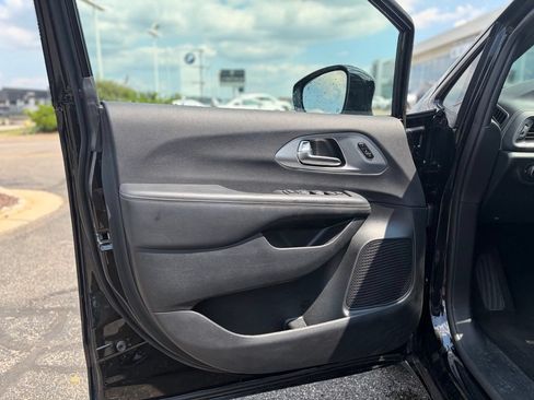 Certified 2025 Chrysler Pacifica Limited FWD image 20