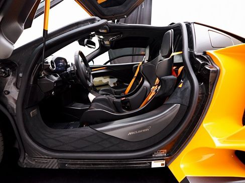 Used 2019 McLaren Senna image 42