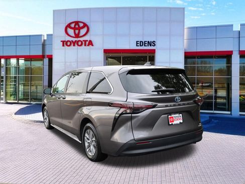 Used 2024 Toyota Sienna LE AWD/4WD image 8