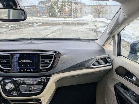 Used 2018 Chrysler Pacifica Touring-L Plus image 31