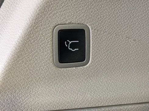 Used 2022 Chrysler Voyager LX FWD image 14