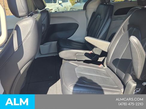 Used 2022 Chrysler Pacifica Touring-L FWD image 9