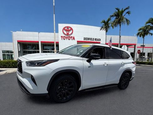 Used 2023 Toyota Highlander Platinum FWD image 3