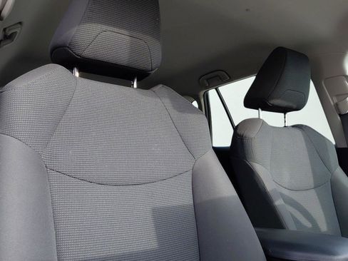 Used 2021 Toyota RAV4 LE image 11