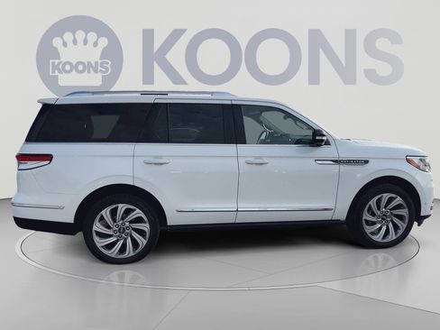 Used 2023 Lincoln Navigator Reserve AWD/4WD image 2