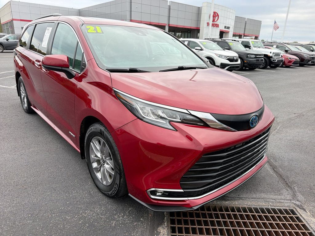 Used 2021 Toyota Sienna XLE AWD/4WD image 2