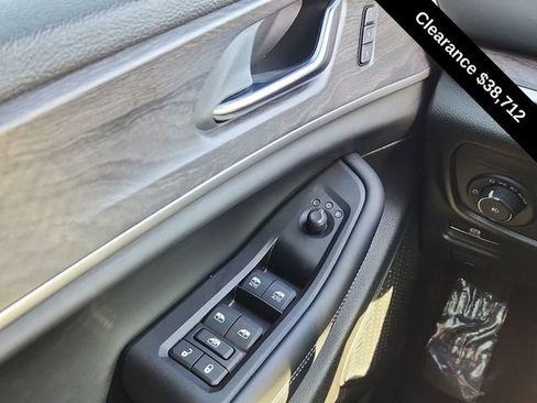 Used 2025 Jeep Grand Cherokee Limited w/ Luxury Tech Group II AWD/4WD image 34