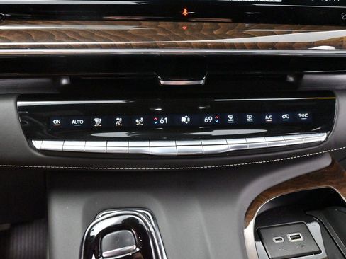 Certified 2024 Cadillac Escalade ESV Premium Luxury Platinum AWD/4WD image 28