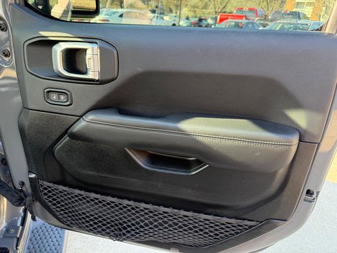 Used 2019 Jeep Wrangler Unlimited Sahara image 32