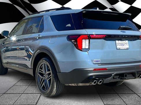 Used 2025 Ford Explorer ST image 12