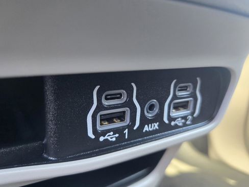 Used 2024 Chrysler Pacifica Touring-L image 19