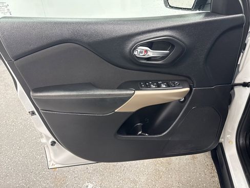 Used 2018 Jeep Cherokee Sport image 6