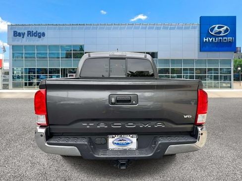 Used 2017 Toyota Tacoma SR5 w/ Tow Package RWD image 5