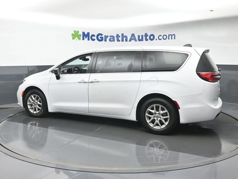 Used 2024 Chrysler Pacifica Touring-L image 22