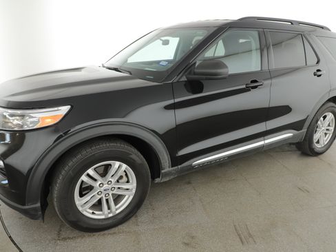 Used 2024 Ford Explorer XLT w/ Equipment Group 202A image 9