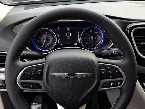 Used 2024 Chrysler Pacifica Touring-L image 22