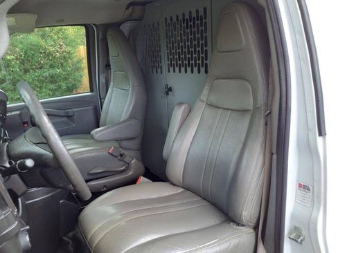Used 2018 Chevrolet Express 2500 w/ Driver Convenience Package RWD image 17