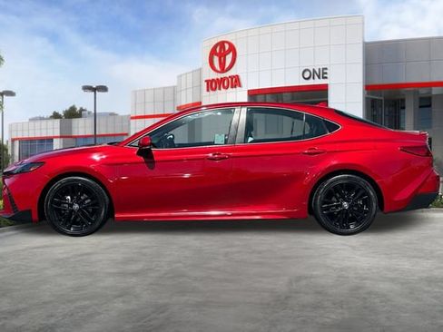 Used 2025 Toyota Camry SE FWD image 9