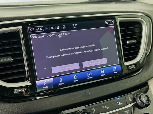 Used 2023 Chrysler Pacifica Touring-L FWD image 15