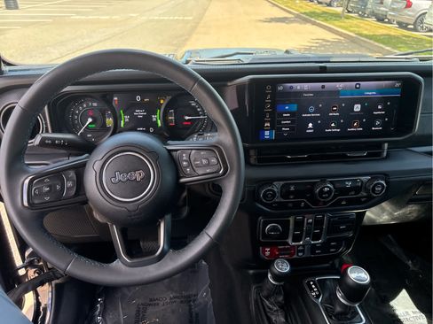 Used 2024 Jeep Wrangler Unlimited Rubicon 4xe AWD/4WD image 18