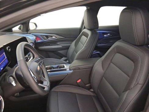 Used 2025 Chevrolet Equinox EV LT w/ Convenience Package image 12