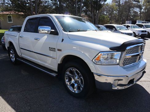 Used 2016 RAM 1500 Laramie w/ Convenience Group AWD/4WD image 3