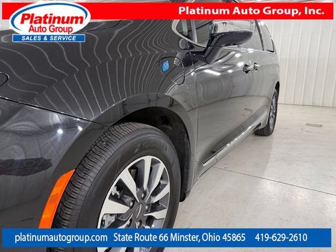 Used 2023 Chrysler Pacifica Limited FWD image 45