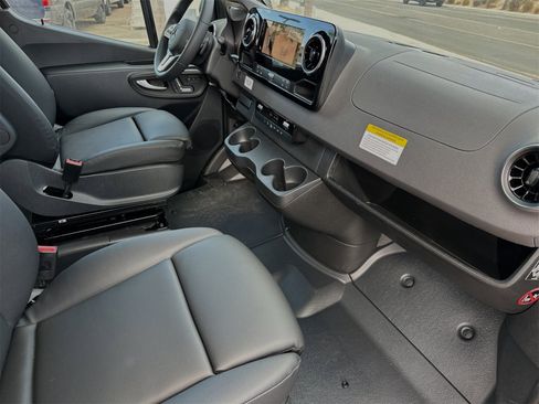 Used 2024 Mercedes-Benz Sprinter 2500 image 17