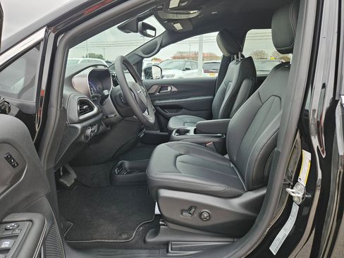 New 2026 Chrysler Pacifica Select image 9