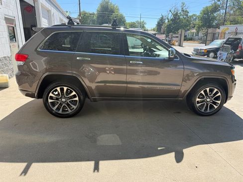 Used 2017 Jeep Grand Cherokee Overland AWD/4WD image 4