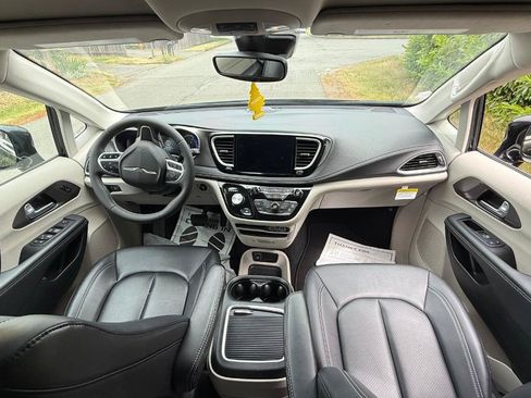 Used 2024 Chrysler Pacifica Limited FWD image 6