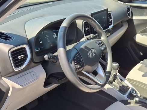 Used 2025 Hyundai Venue SEL FWD image 15