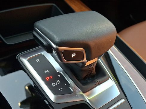 Used 2023 Audi Q5 2.0T Premium w/ Convenience Package image 16