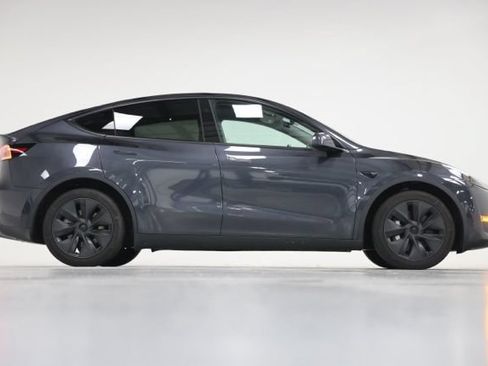 Used 2025 Tesla Model Y Long Range AWD/4WD image 18