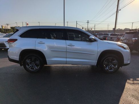 Used 2017 Toyota Highlander Limited Platinum w/ Preferred Accessory Package AWD/4WD image 6