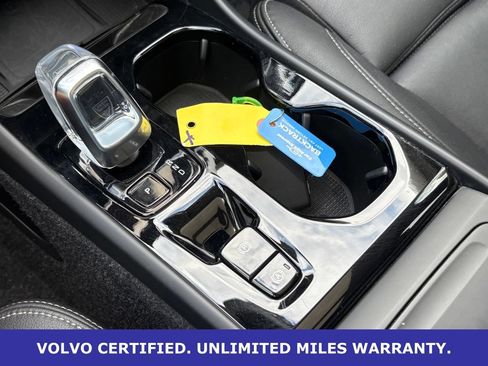 Certified 2025 Volvo XC40 B5 Plus AWD/4WD image 17