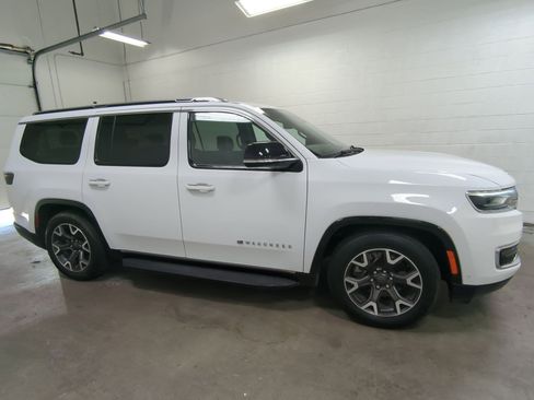 Used 2023 Jeep Wagoneer Series III w/ Preferred Equipment Group image 2