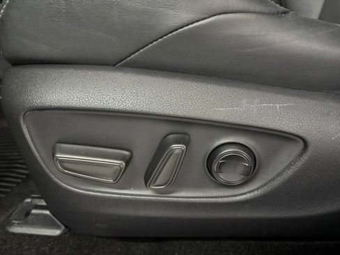 Used 2023 Toyota Venza XLE image 9