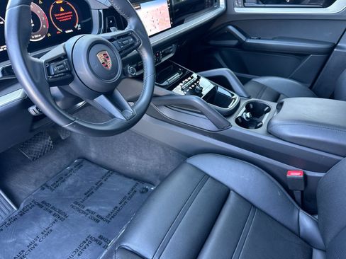 Certified 2025 Porsche Cayenne Coupe AWD/4WD image 4