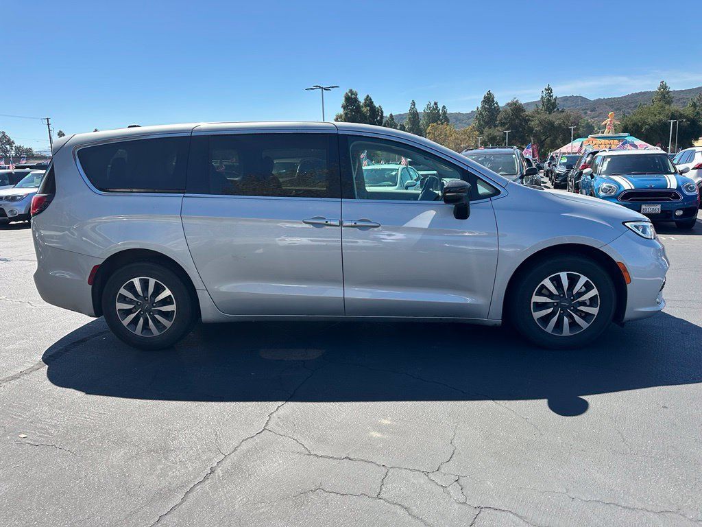 Used 2024 Chrysler Pacifica Limited FWD image 4