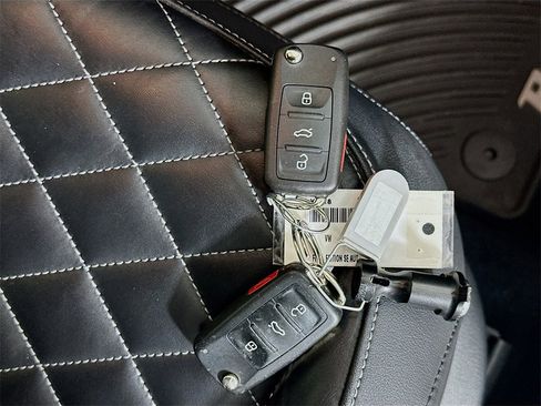 Used 2019 Volkswagen Beetle 2.0T SE image 33