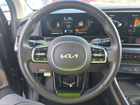Used 2025 Kia Carnival FWD image 4