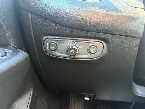 Used 2018 Chevrolet Equinox Premier image 20