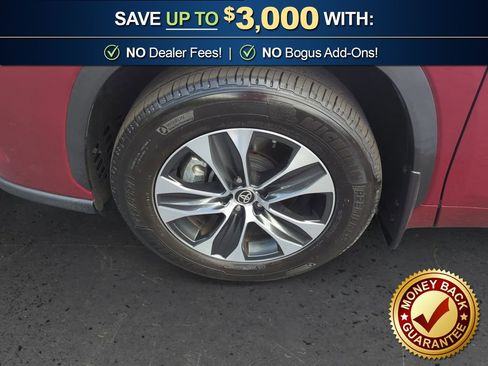 Used 2025 Toyota Highlander XLE FWD image 13