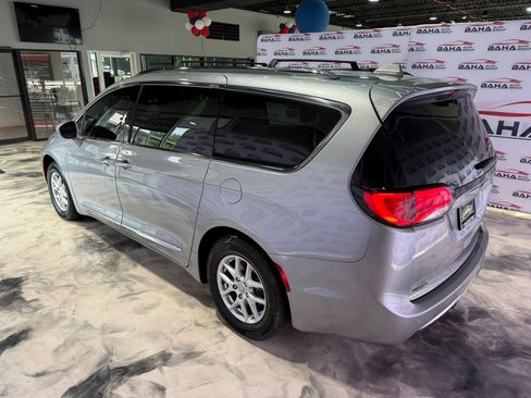 Used 2020 Chrysler Pacifica Touring-L FWD image 7